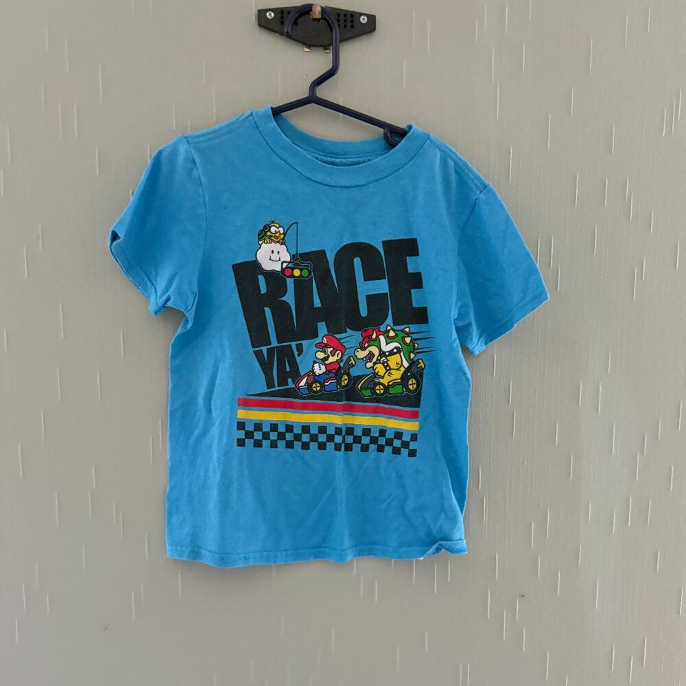 Boys Mario Graphic T.  In great condition